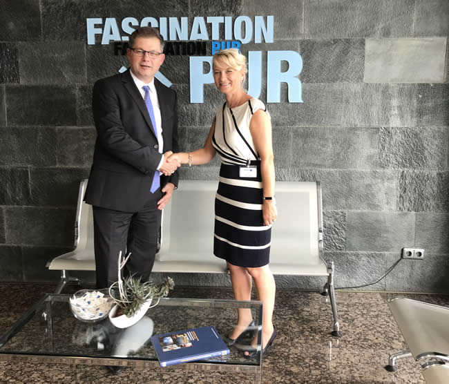 Ruth Wootton, Managing Director, CTM with Rolf Trippler, Managing Director Sales, Hennecke GmbH, at the contract signing in Sankt Augustin Ruth Wootton, Managing Director, CTM with Rolf Trippler, Managing Director Sales, Hennecke GmbH, at the contract signing in Sankt Augustin