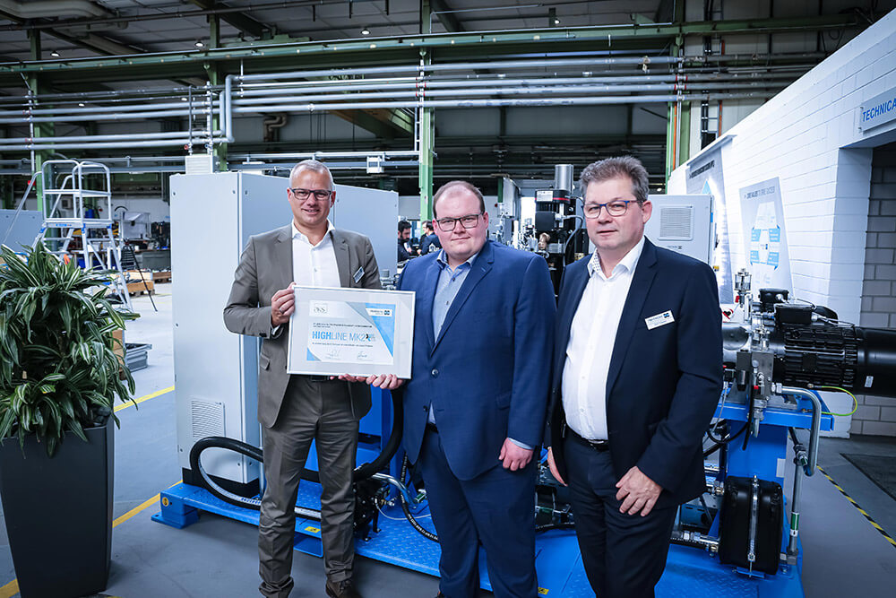Ceremonial handover of the first batch of HIGHLINE MK2 to customers during the Next-Gen event at Hennecke. From left to right: Jens Winiarz, Markus Leßmann, Rolf Trippler